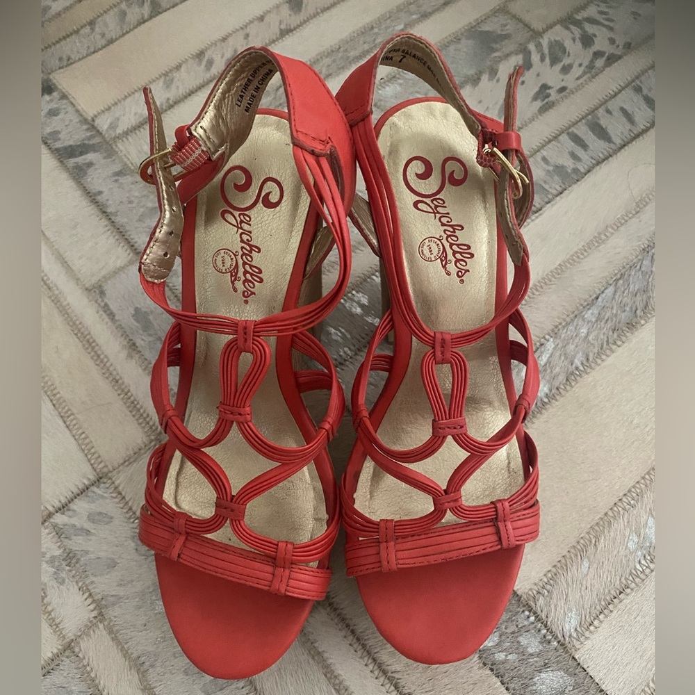 Seychelles platform sandals in coral color, size 7